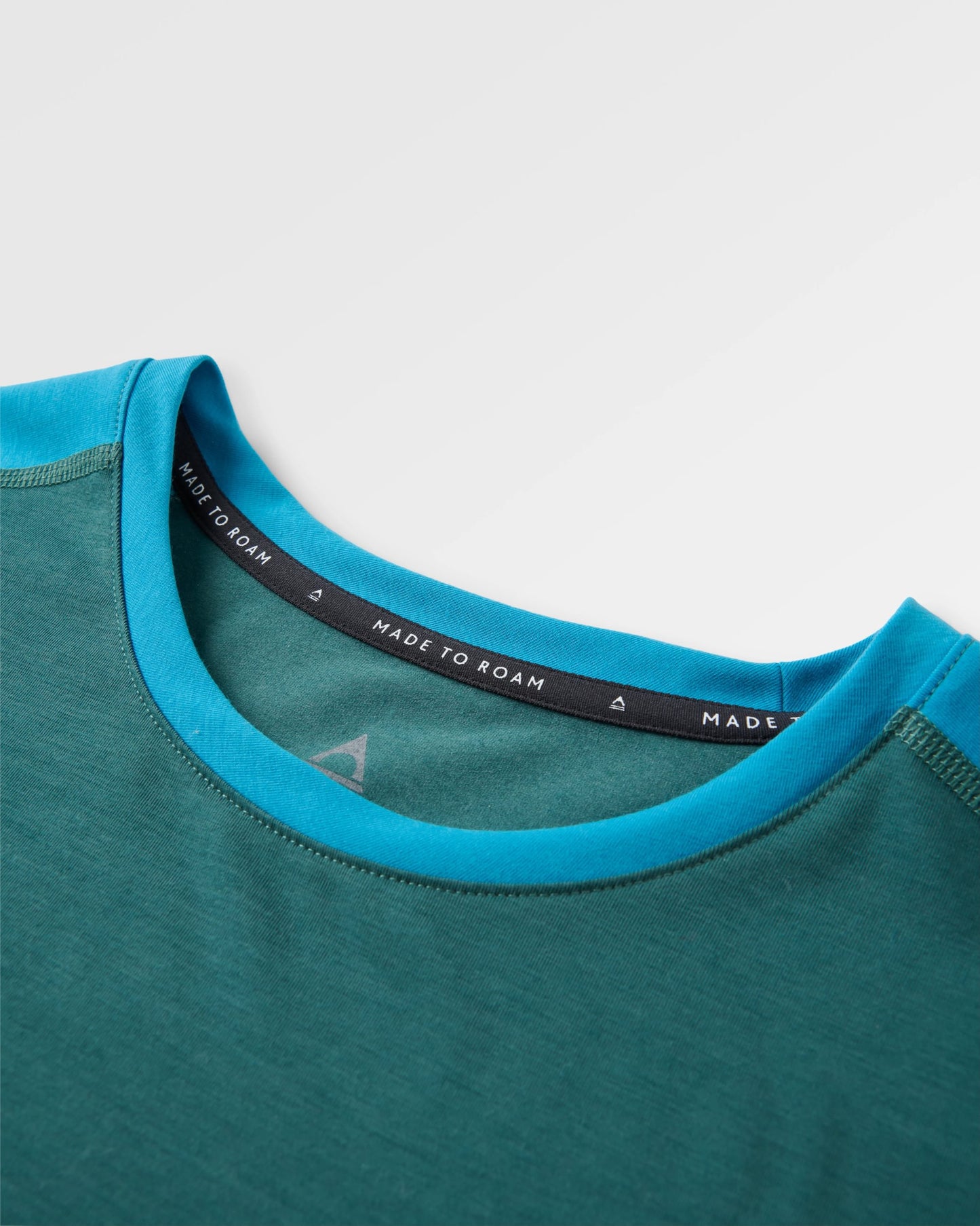 Chase The Light Active LS T-Shirt - Deep Ocean - Flatlay