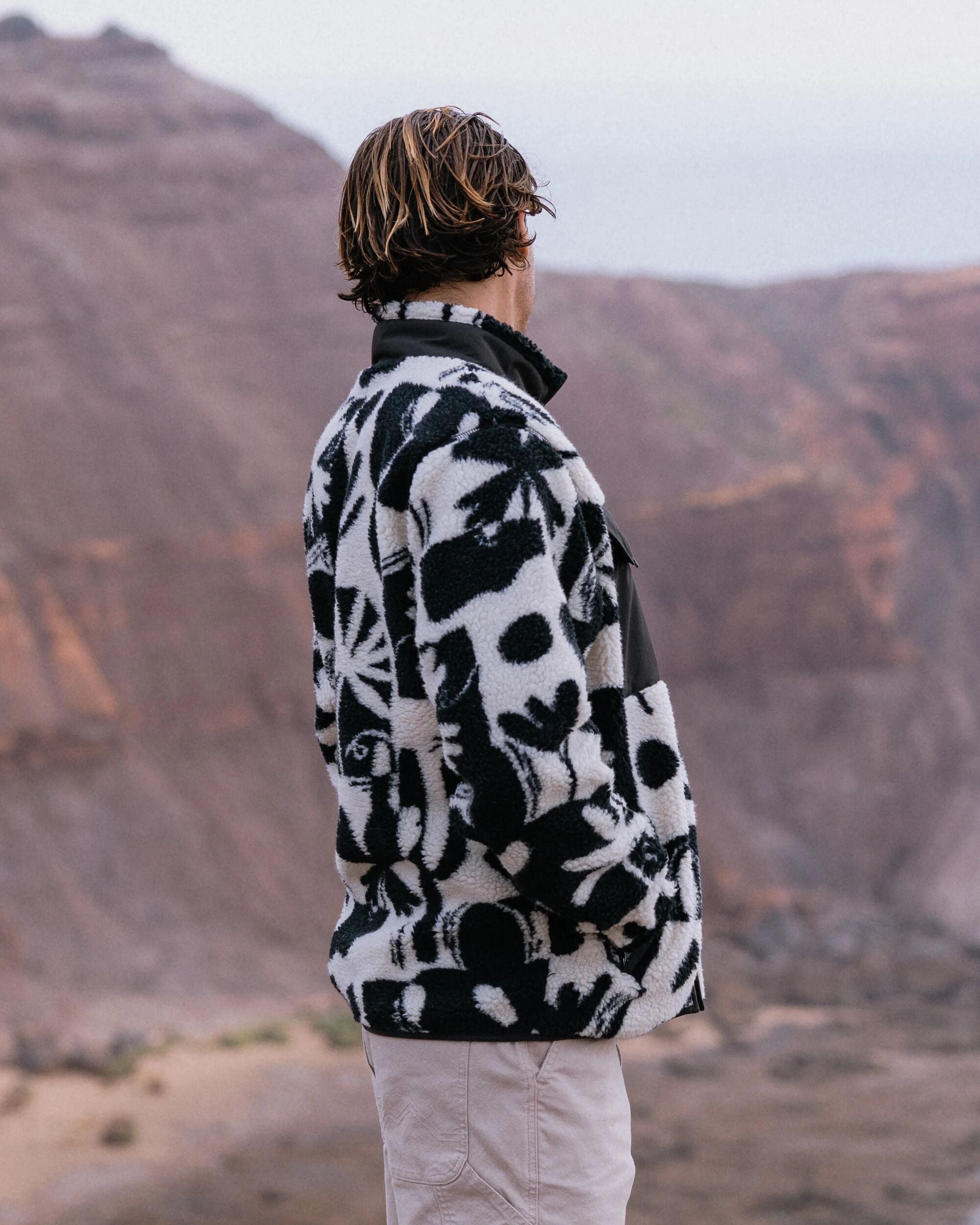 Valiant Deep Pile Fleece - Roam Further Black - Lifestyle
