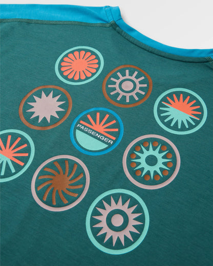 Chase The Light Active LS T-Shirt - Deep Ocean - Flatlay
